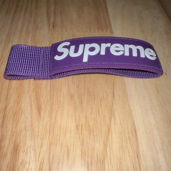 Supreme Webbing Keychain - Picture 2 of 5